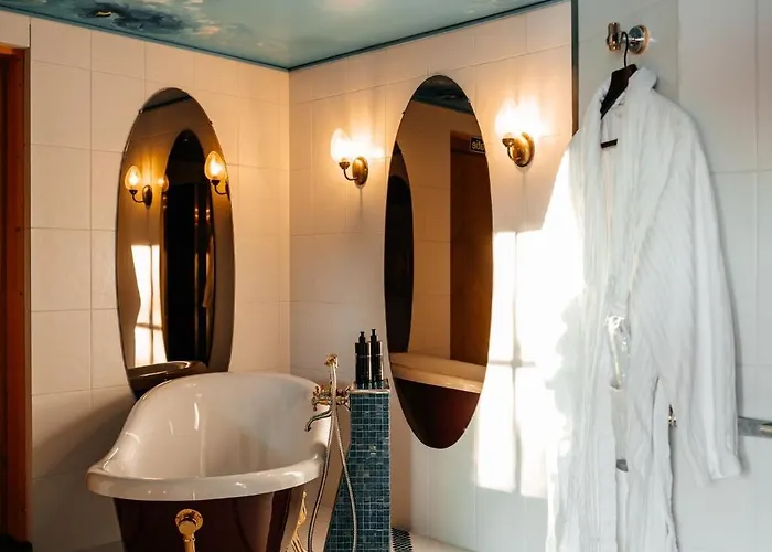 Kakslauttanen Arctic Resort - Igloos And Chalets