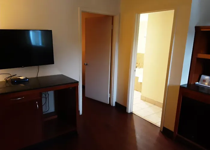 Econo Lodge Inn & Suites Griffin North