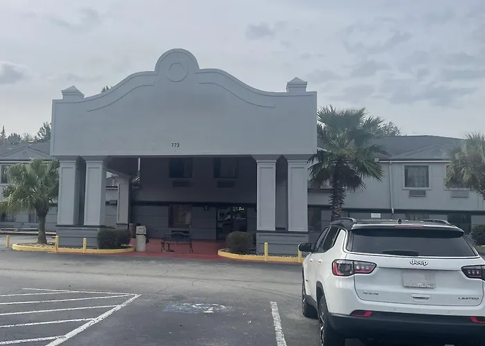 Red Roof Inn & Suites Hinesville