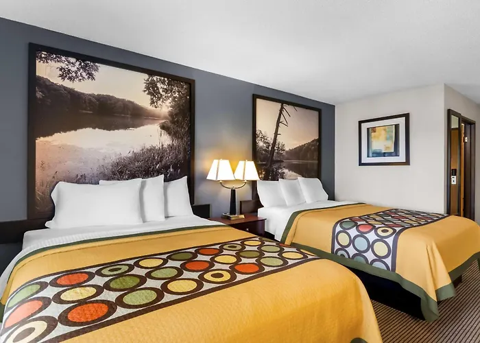 Super 8 By Wyndham Bloomington University Area