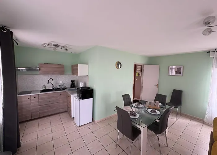 Logis Hotel- Restaurant Le Relais Guillaume De Normandy-Parking Gratuit--Vue Baie Terrasse-Calme-Bornes Electrique-Local Velos Securise-Acces Chambres Sans Acsenceur