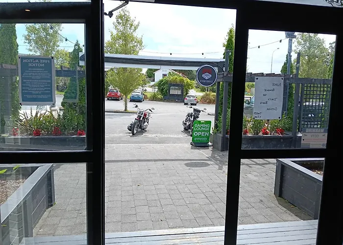 Three Furlongs Bar-Grill-Hotel