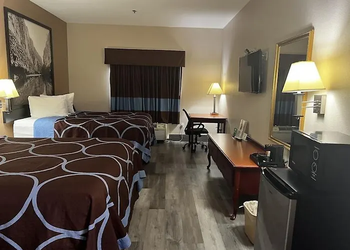 Hotel Piney Woods