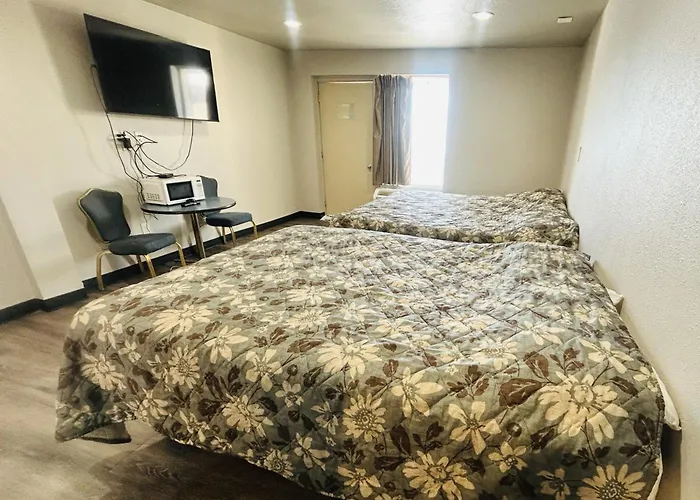 The Queen B Motel, Detroit-Warren