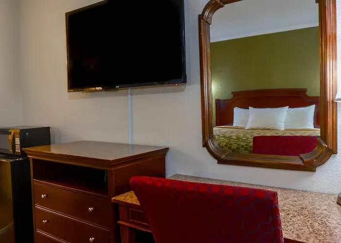 Rodeway Inn & Suites Fort Jackson