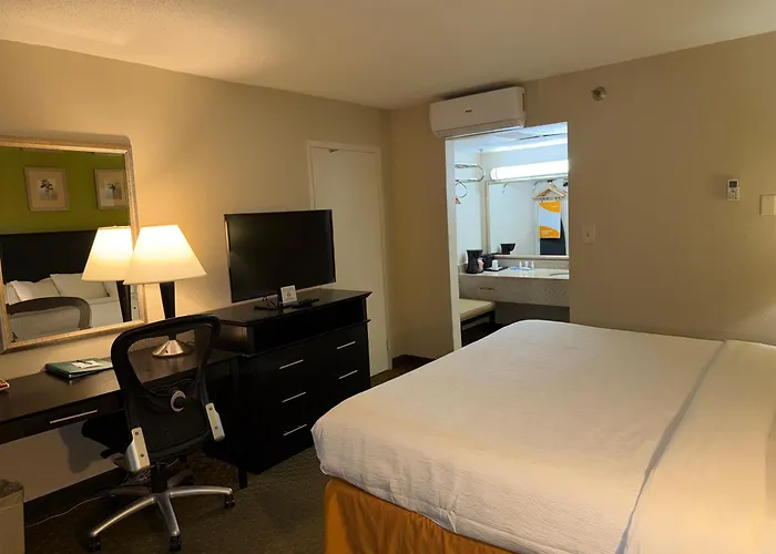 Quality Inn & Suites Moline Airport