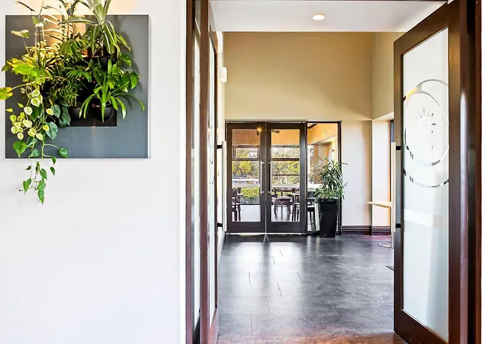 Hotel Elms Christchurch, An Ascend Collection Hotel
