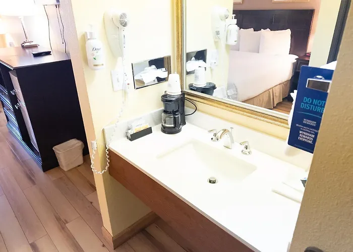 Baymont By Wyndham Battle Creek Downtown