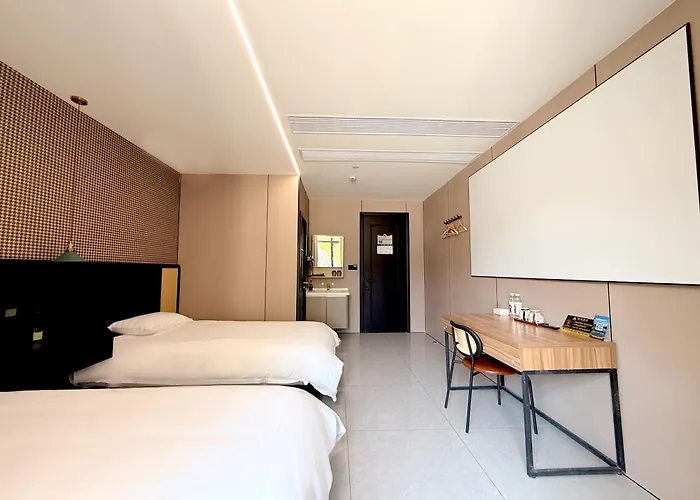 Disse Graffiti International Hotel Shanghai, 24 Hours 7 Days Free Airport Shuttle Service, 500 Meters Straight Ahead From The Airport Terminal