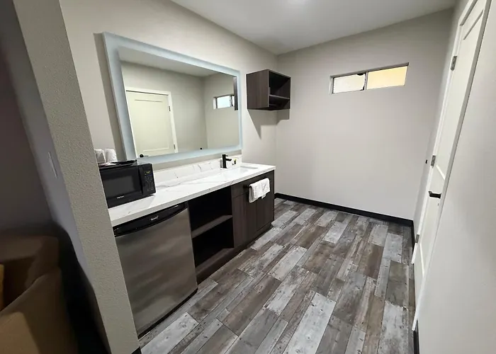 The Atlas Inn & Suites Lax