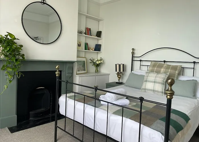 Beds At 46, Cowes