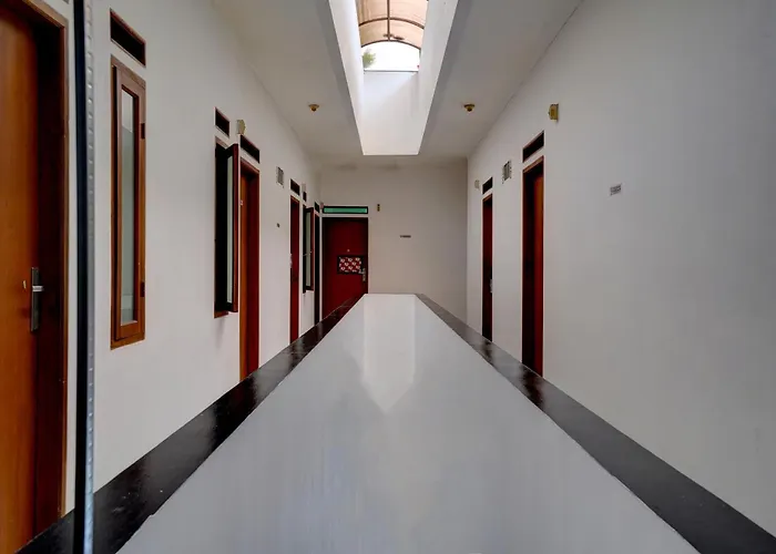 Oyo 92725 Regol Srimahi Residence