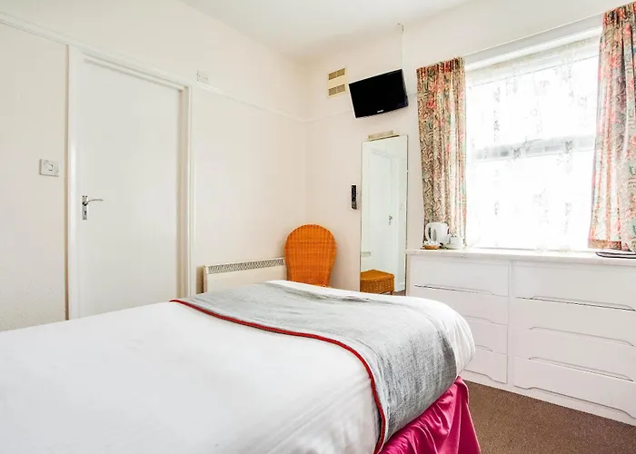 Oyo Godolphin Arms Hotel