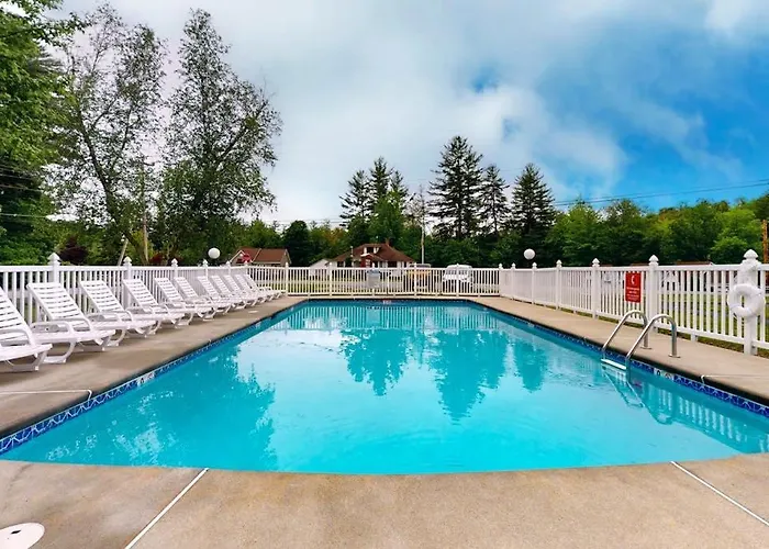 Cute Riverfront Cabin In Great Location W/ Shared Pool, Kitchenette, & Free Wifi