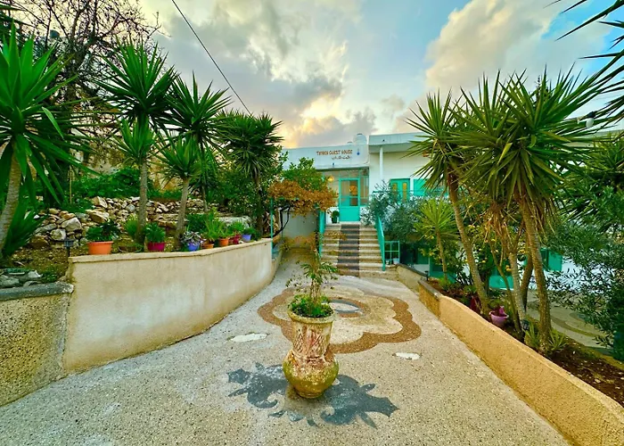 Taybeh Guest House البيت الشادي