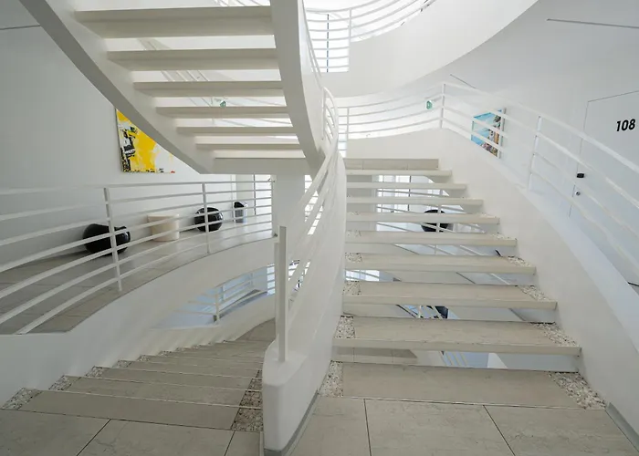 Avis Hotel