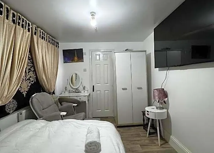 Oyo Unique Guestroom - Farnworth, Easy Access To Bolton
