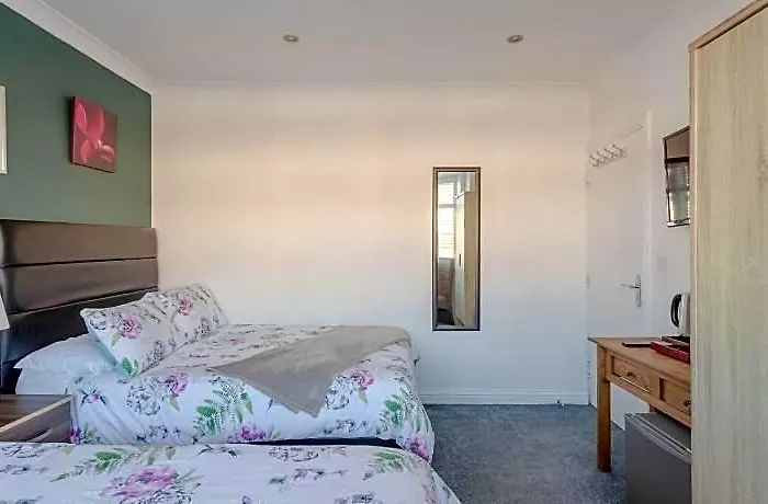 Apple House Wembley Twin Room Shared Bathroom