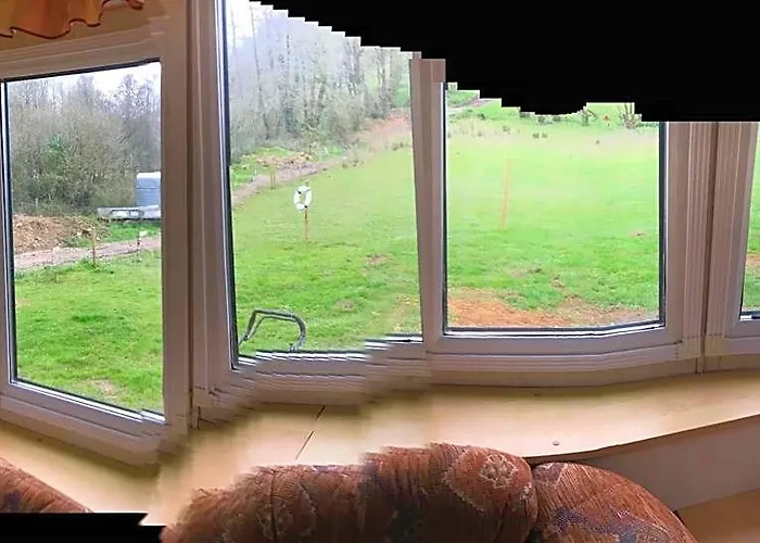 Shepherds Huts Ham Hill, 2 Double Beds, Bathroom, Lounge, Diner, Kitchen, Love Dogs & Cats Looking Out To Lake And By Ham Hill Country Park Plus Parking For Large Vehicles Available Also Great Deals On Workers Long Term This Is The Place To Relax And