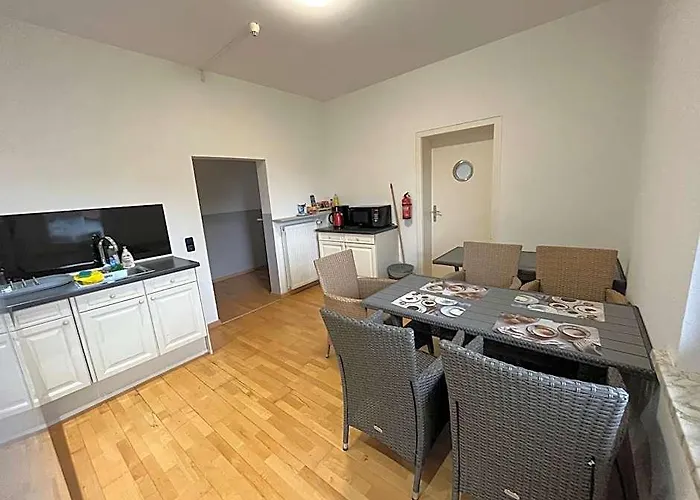 Doppelzimmer-Bad-Kuehlschrank-Parkplatz-10