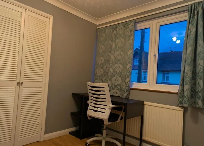 Large Central House Near Heathrow Airport & London With Parking