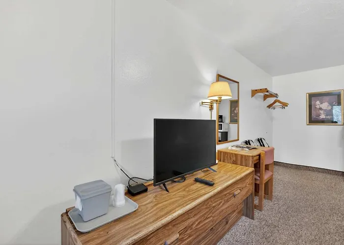 Eagle Motel Suite 108