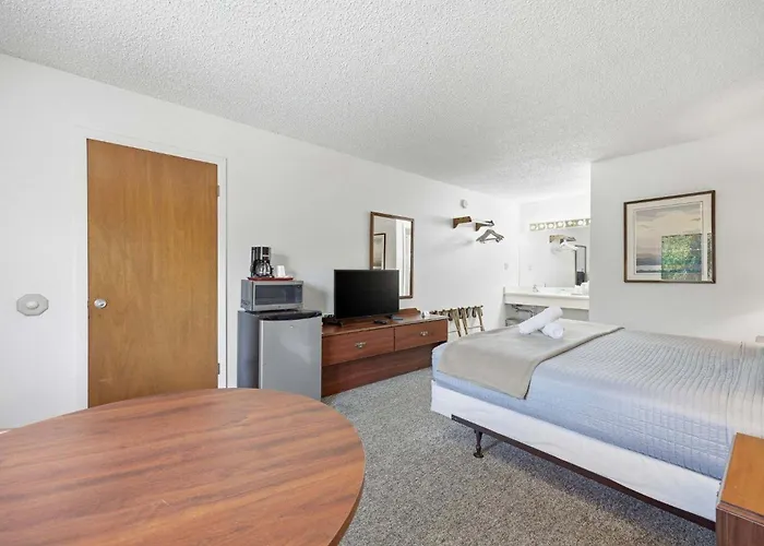 Eagle Motel Suite 226