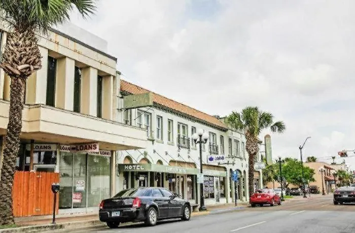 Oyo Historic Cameron Hotel Brownsville I-69E