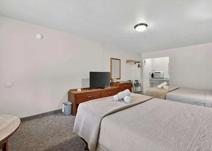Eagle Motel Suite 114