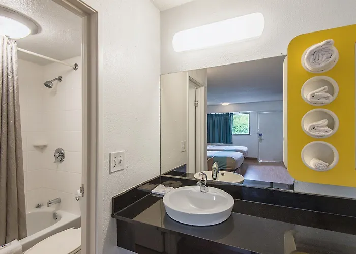 Motel 6-Overland Park, Ks