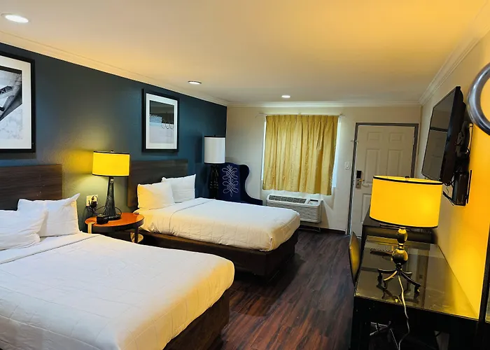 Baymont By Wyndham Bakersfield