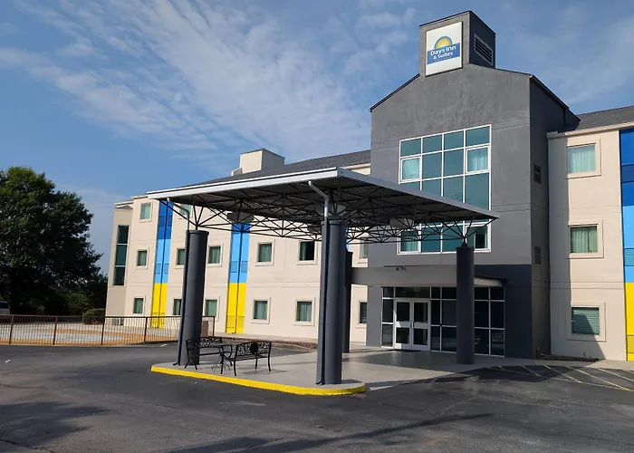 Days Inn & Suites By Wyndham Augusta Near Fort Eisenhower