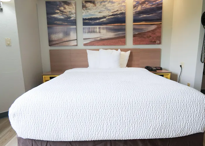 Days Inn By Wyndham Flint/Bishop International Airport
