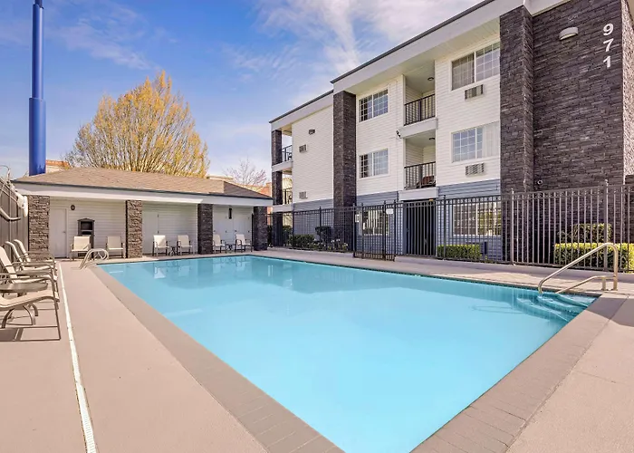 Best Western Plus Grand Manor Inn