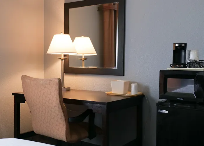 Baymont By Wyndham Flint Airport North