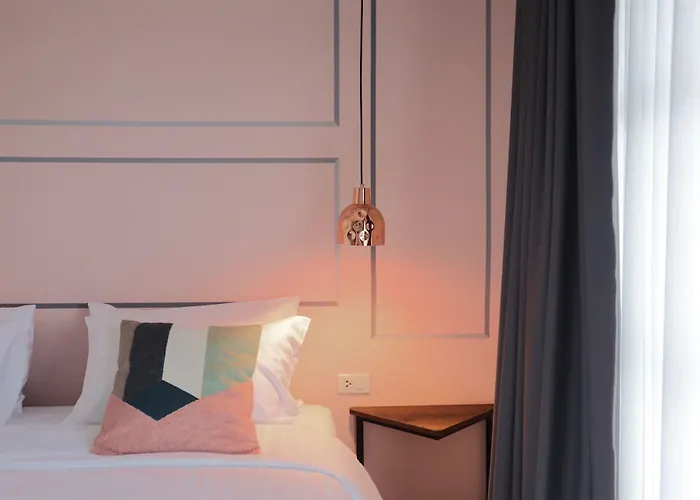 Goodnight Poshtel + Free Netflix