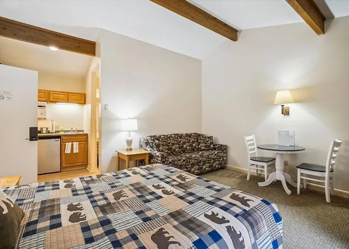 210 Cedarbrook Queen Studio