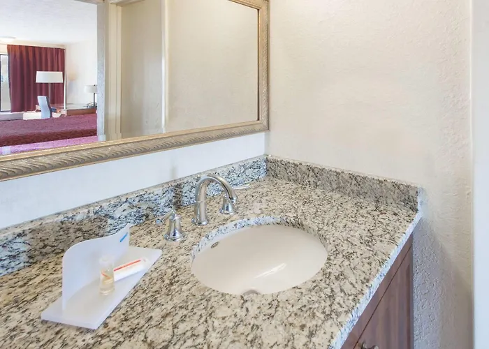 Days Inn & Suites By Wyndham Dayton North