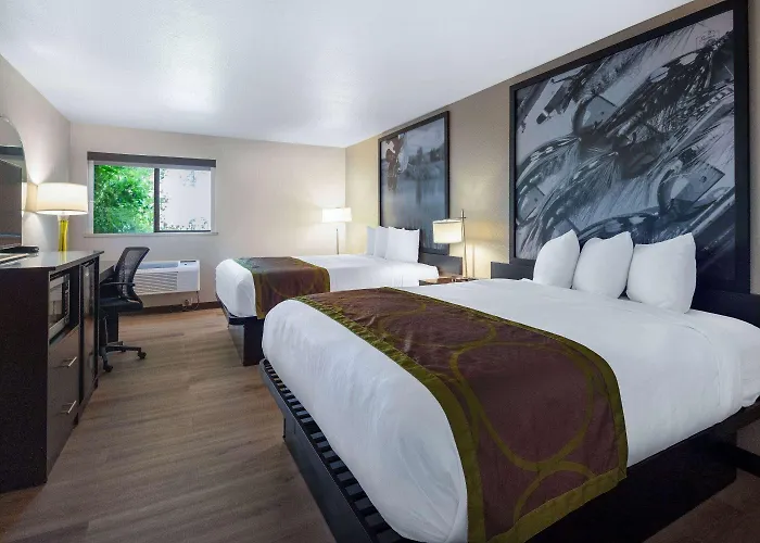 Super 8 By Wyndham St. Regis