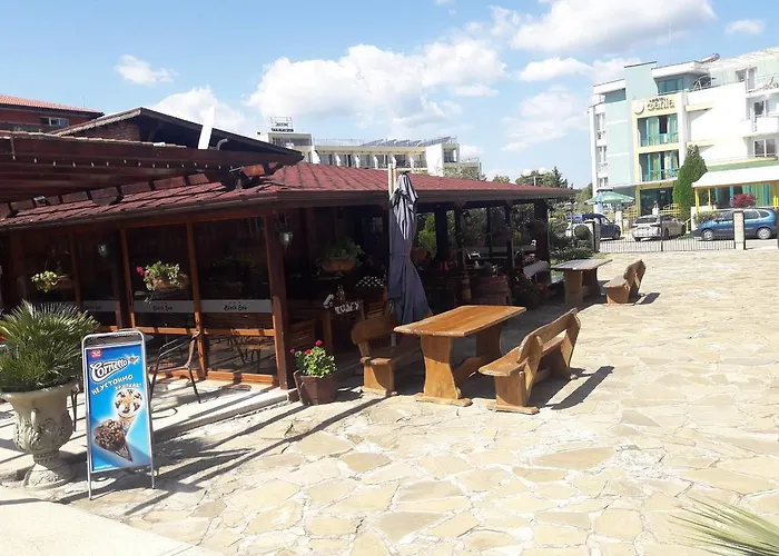 Hotel Black Sea - Breakfast, Pool & Free Parking