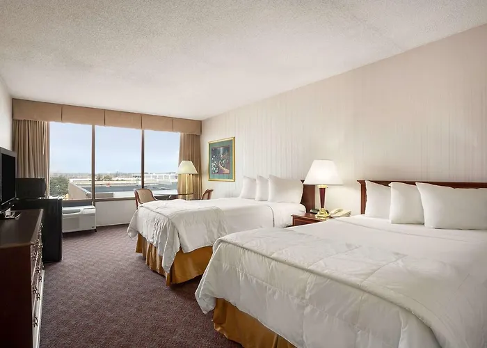 Days Inn & Suites By Wyndham Elyria