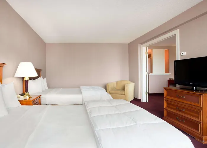 Days Inn & Suites By Wyndham Elyria