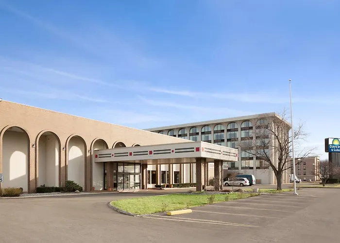 Days Inn & Suites By Wyndham Elyria