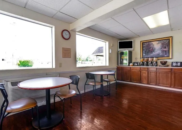 Econo Lodge Inn & Suites Carbondale
