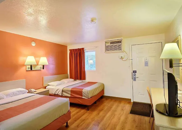 Travelodge By Wyndham Brattleboro Vt