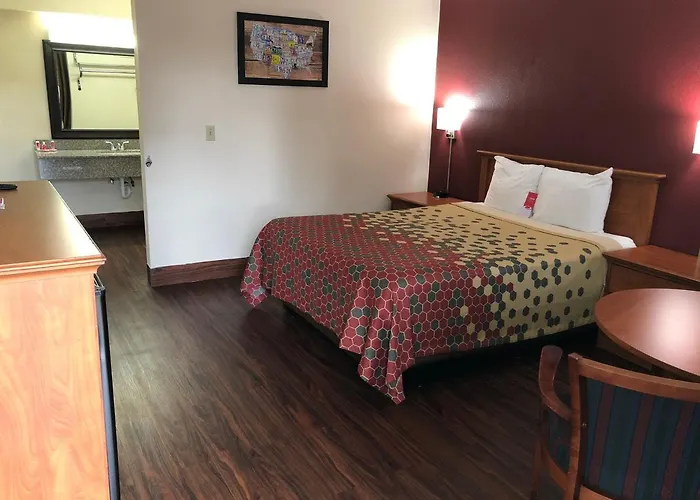 Econo Lodge Inn & Suites Central
